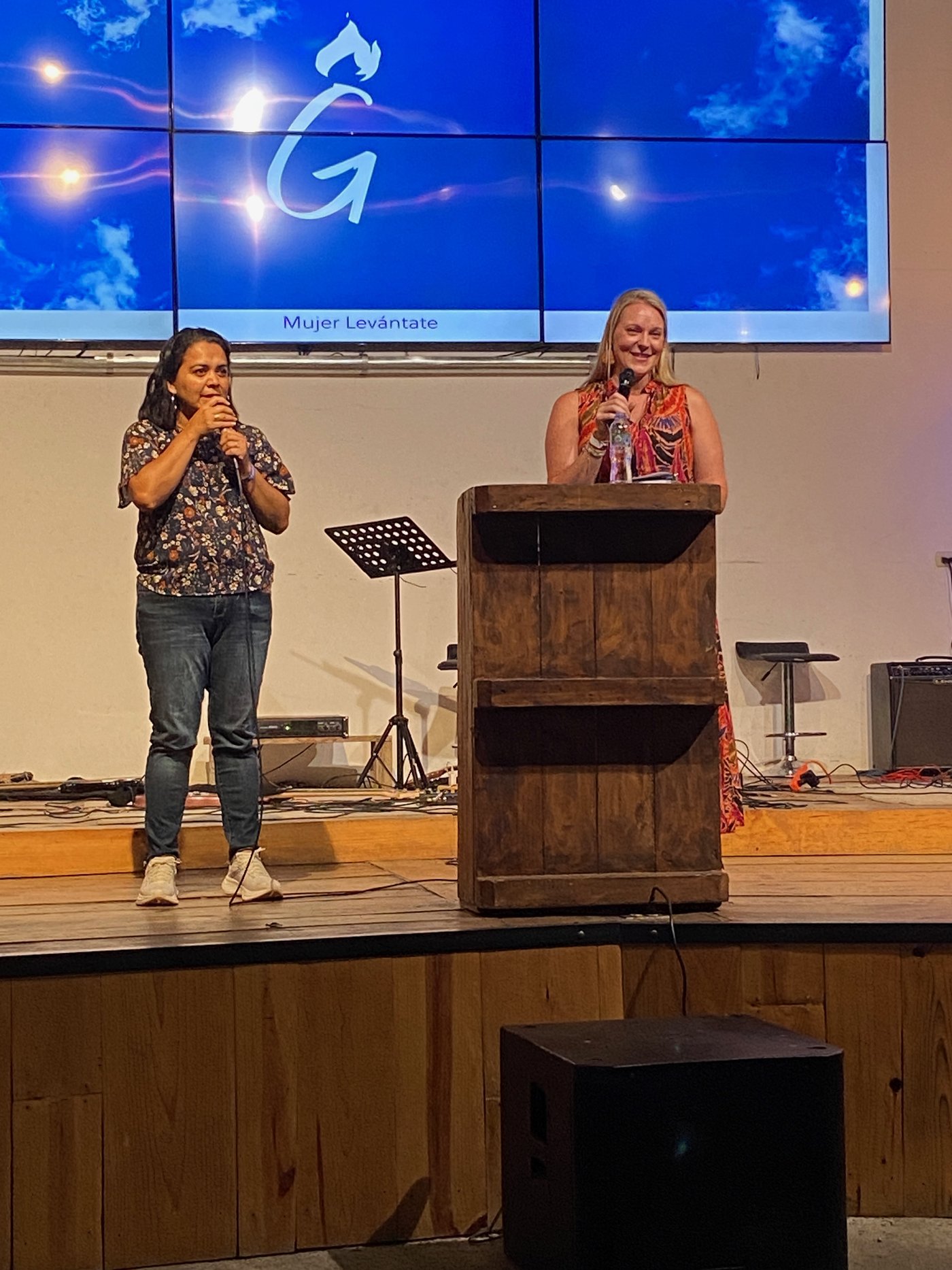Lauren speaking at Mujer Levántate ministry